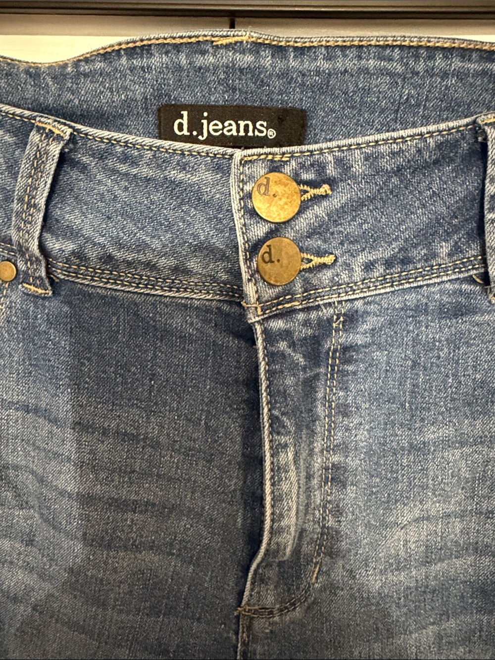 d. jeans Womens Classic Blue Wash Cropped Jeans - Picture 2 of 5